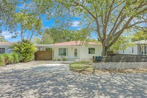 Exterior - Cozy 2BR w/ BBQ, Patio & Mini Basketball Court (Hallandale Beach)