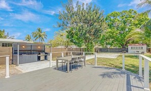 Outdoor dining - Cozy 2BR w/ BBQ, Patio & Mini Basketball Court (Hallandale Beach)