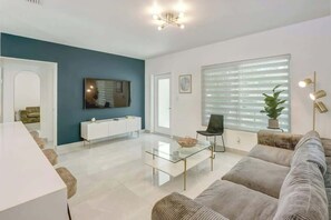 TV, offices - Cozy 2BR w/ BBQ, Patio & Mini Basketball Court (Hallandale Beach)