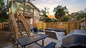 Outdoor dining - The Drift -Spa, BBQ & Firepit-Dwtn San Marco-Jacksonville (Jacksonville)