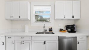 Fridge, microwave, oven, stovetop - NEW!! The Drift -Spa, BBQ, Firepit & Pet Friendly-Dwtn San Marco-Jacksonville (Jacksonville)
