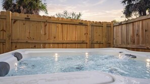 Outdoor spa tub - The Drift -Spa, BBQ & Firepit-Dwtn San Marco-Jacksonville (Jacksonville)