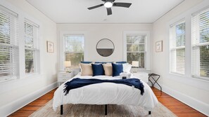 2 bedrooms, iron/ironing board, free WiFi, bed sheets - NEW!! The Drift -Spa, BBQ, Firepit & Pet Friendly-Dwtn San Marco-Jacksonville (Jacksonville)