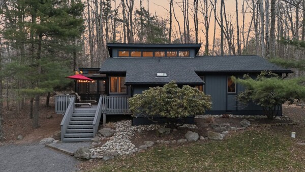 Escape The City By Avantstay Screened Sunroom + Stone Fireplace + Cathedral Ceilings Lake Naomi Club + Pocono Pines - Pennsylvania