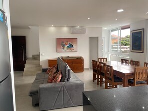 Smart TV - Juqueí house with ocean view in a gated community with beach service. (São Sebastião)