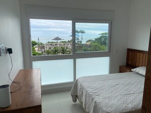 4 bedrooms, WiFi - Juqueí house with ocean view in a gated community with beach service. (São Sebastião)