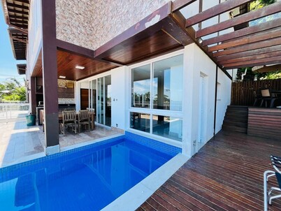 Juqueí house with ocean view in a gated community with beach service.
