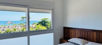 Juqueí house with ocean view in a gated community with beach service.