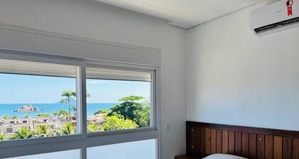 JuqueĂ house with ocean view in a gated community with beach service.
