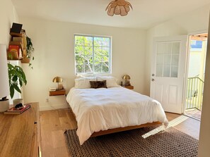 2 bedrooms, desk, WiFi, bed sheets - Bright Venice Beach Spanish Bungalow with Walled in Yard (Los Angeles)