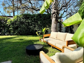 Property grounds - Bright Venice Beach Spanish Bungalow with Walled in Yard (Los Angeles)