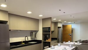Eine moderne Küche mit Kühlschrank, Mikrowelle und Spüle.