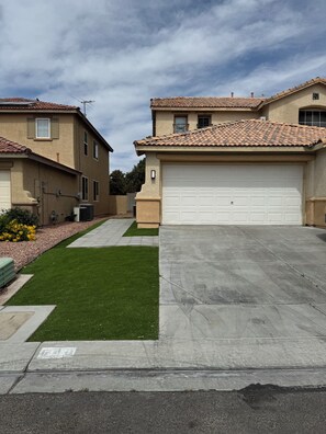 Property grounds - Modern Luxury and Cozy Guesthouse Near Strip and Airport (Las Vegas)