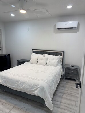 Room - Modern Luxury and Cozy Guesthouse Near Strip and Airport (Las Vegas)