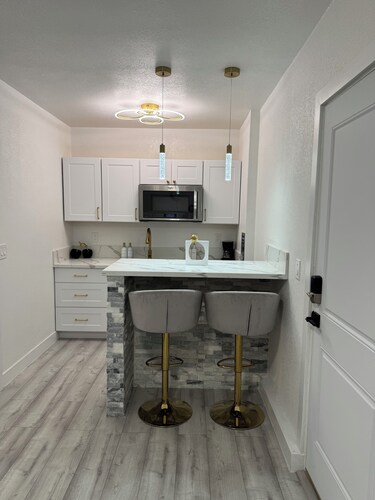 Modern Luxury and Cozy Guesthouse Near Strip and Airport