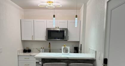 Modern Luxury and Cozy Guesthouse Near Strip and Airport