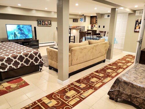 Fantastic STUDIO apartment - WALK to TRAIN - FREE PARKING