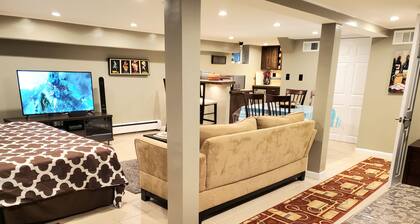 Fantastic STUDIO apartment - WALK to TRAIN - FREE PARKING