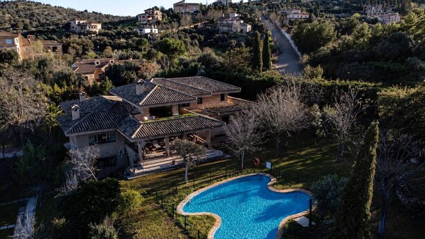 A large house with a swimming pool surrounded by trees and a hilly landscape. - Montesión 71 Villa with swimming pool, Puy du Fou (Toledo)