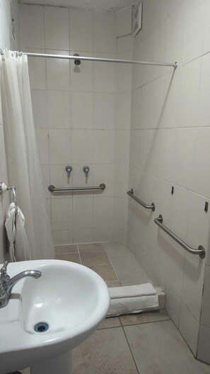 Economy Triple Room | Bathroom - Hotel Las Gardenias (Guatemala City)