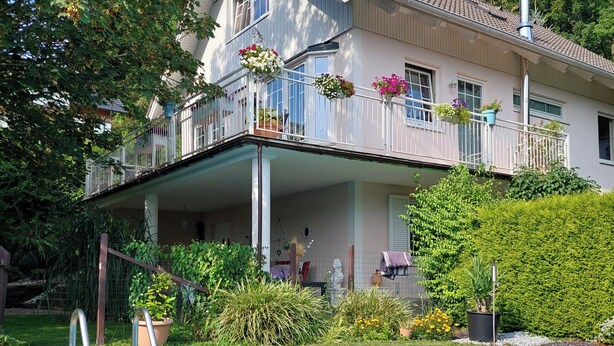 A two-story house with a balcony, a swimming pool, and a garden. - HC 104 big apartement with pool and garden (Haidershofen)