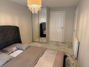 Iron/ironing board, WiFi, bed sheets - The Meridian Langley (Slough)
