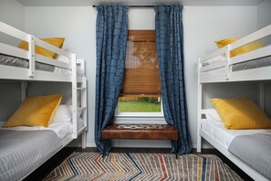 3 habitaciones, tabla de planchar con plancha y cuna de viaje 