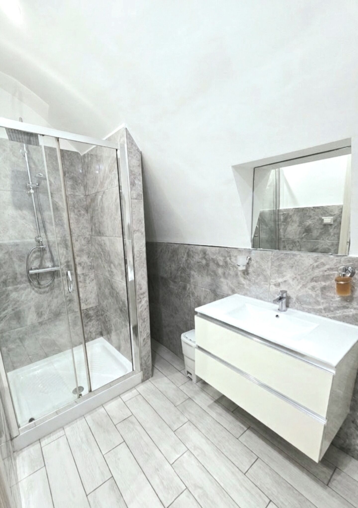 Doccia, asciugacapelli, bidet, asciugamani