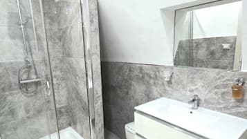 Doccia, asciugacapelli, bidet, asciugamani