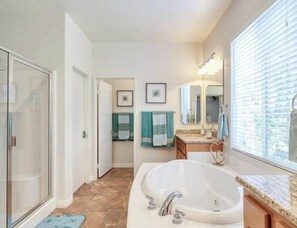 Shower, hair dryer, shampoo - Pools Golf and Tennis home (Indio)