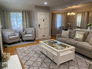 TV, fireplace - Serenity Oasis Comfort in the City (Los Angeles)