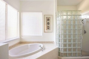 Shower, hair dryer, shampoo - Desert Dreamhouse 4BR + Pool/Spa (Palm Desert)