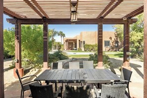 Outdoor dining - Desert Dreamhouse 4BR + Pool/Spa (Palm Desert)