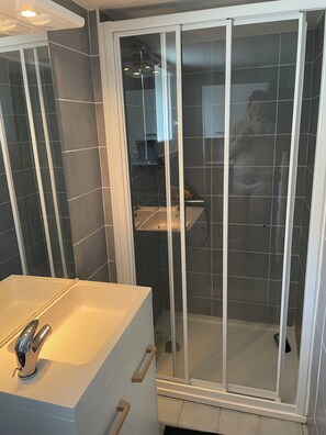 Douche, savon, papier toilette
