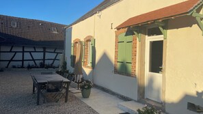 Outdoor dining - Charming gite in the village of Nançay in the heart of Sologne (Nançay)