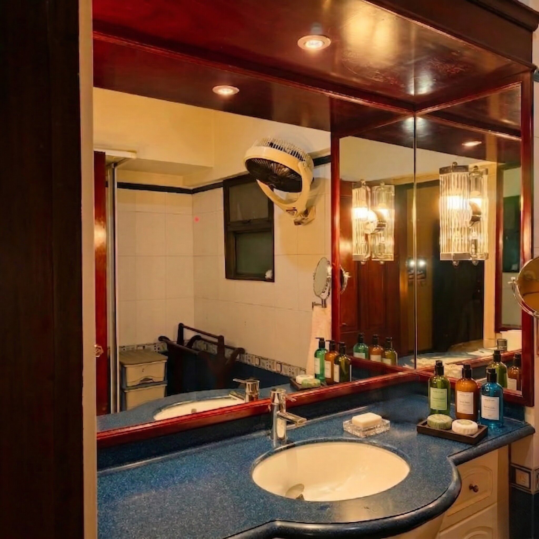 Douche, serviettes fournies, savon