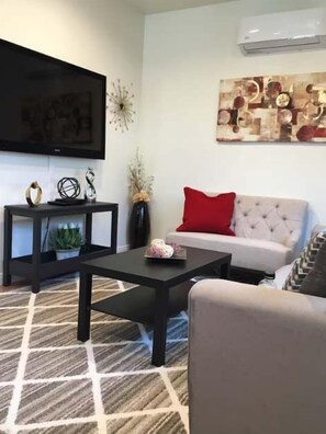 TV - One Bedroom Central to Studios walk to NoHo West (Los Angeles)
