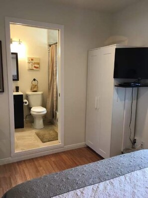 Iron/ironing board, travel cot, WiFi, bed sheets - One Bedroom Central to Studios walk to NoHo West (Los Angeles)