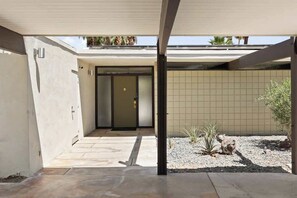 Property grounds - Hugh Kaptur Hideaway Villa (Palm Desert)