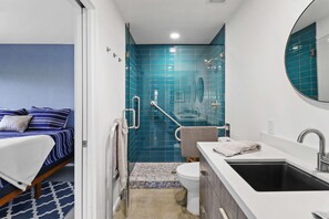 Shower, hair dryer, shampoo - Stylish Ground-Floor Condo (Palm Springs)