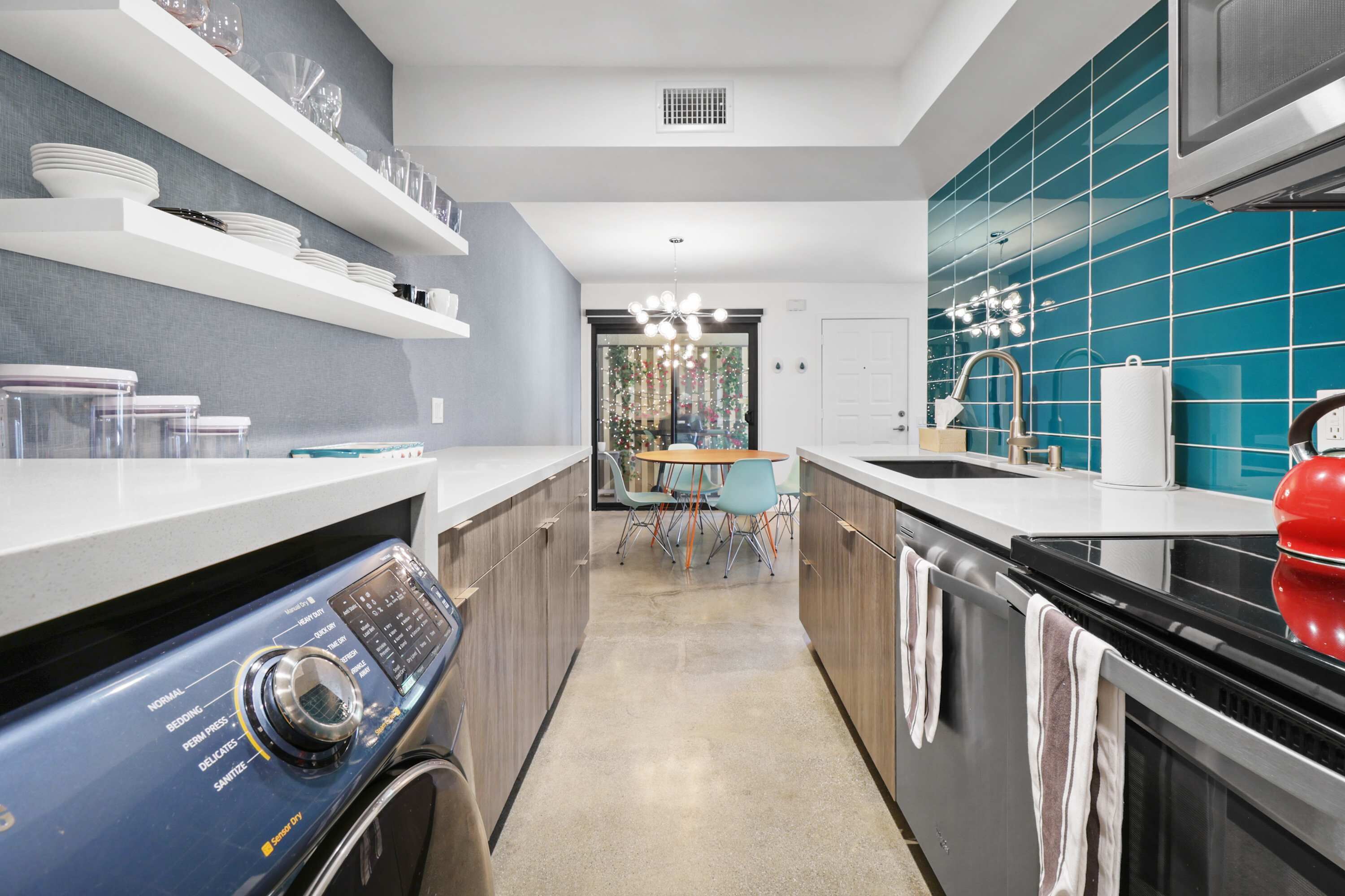 Kjøleskap, mikrobølgeovn, ovn og oppvaskmaskin