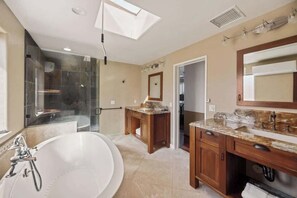 Shower, hair dryer, shampoo - Zen Palm Desert Bungalow (Palm Desert)