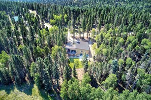Exterior - Modern Mountain Luxury Home w/ Hot Tub, Views, 3BR, Fireplace in Angel Fire. (Angel Fire)