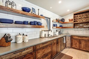 Private kitchen - Modern Mountain Luxury Home w/ Hot Tub, Views, 3BR, Fireplace in Angel Fire. (Angel Fire)