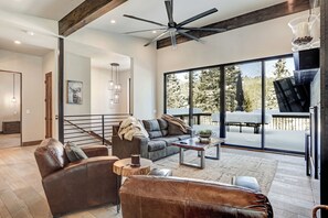 Smart TV, fireplace - Modern Mountain Luxury Home w/ Hot Tub, Views, 3BR, Fireplace in Angel Fire. (Angel Fire)
