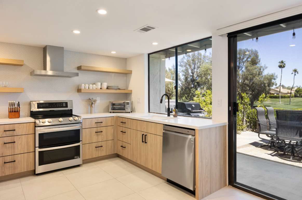Fridge, oven, stovetop, dishwasher