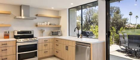 Fridge, oven, stovetop, dishwasher