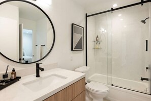 Shower, hair dryer, shampoo - A Palm Desert Dream w Golf Course View (Palm Desert)