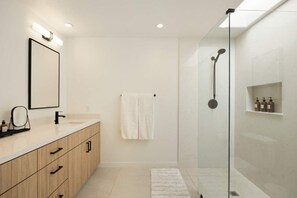 Shower, hair dryer, shampoo - A Palm Desert Dream w Golf Course View (Palm Desert)
