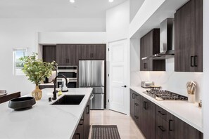 Fridge, microwave, oven, stovetop - 4 Bedroom Luxury Estate With Pool, Spa, & Firepit (Bermuda Dunes)